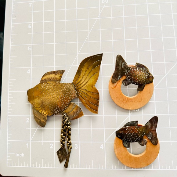 Vintage Brooch set of brass figural koi fish - Picture 3 of 11
